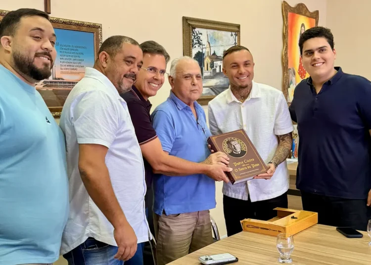 No momento, você está visualizando Prefeito Roberto Pessoa recebe Everton Cebolinha para tratar da construção de Centro de Treinamento social em Maracanaú