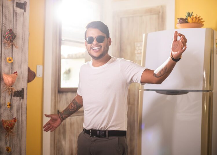 Sucesso de Thiago Aquino retorna em alta e ganha videoclipe repaginado