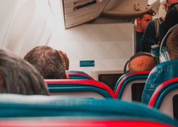 Como Reservar Lugares no Avião para que Ninguém Sente ao Seu Lado: Especialista Revela Truque Inteligente