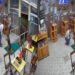 "Um carinho, por favor!": cão protagoniza cena fofa em café; assista