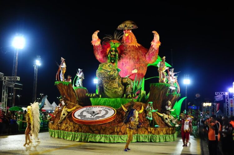 No momento, você está visualizando Maracanaú é destaque no Carnaval de Manaus 2026 com enredo sobre o São João e o Galo Faceiro