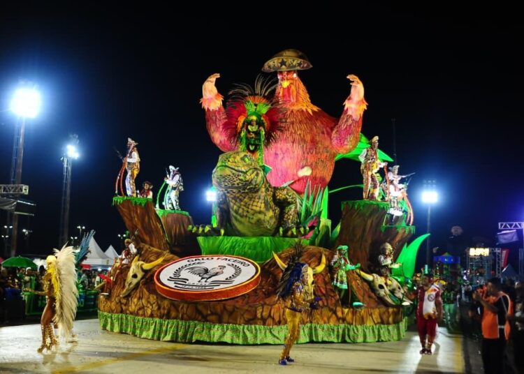 No momento, você está visualizando Maracanaú é destaque no Carnaval de Manaus 2026 com enredo sobre o São João e o Galo Faceiro