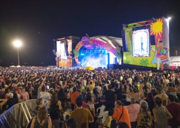 Na Batida dos 300: Joelma e multidão sob chuva encerram o maior Pré-Carnaval da história de Fortaleza