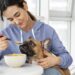 Oferecer comida do próprio prato aos pets é perigoso; entenda riscos
