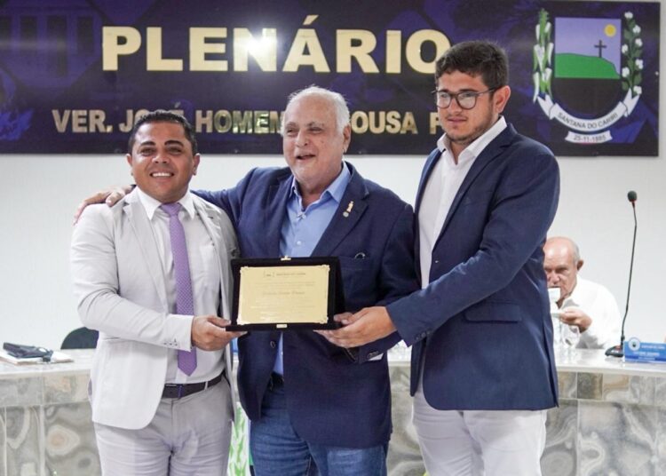 Roberto Pessoa recebe Comenda Beata Benigna Cardoso da Silva em Santana do Cariri