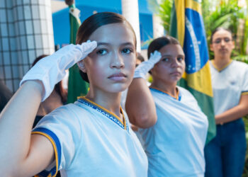No momento, você está visualizando Prefeitura institui a 13ª Escola Cívico-Militar José Dantas Sobrinho, no bairro Novo Oriente e entrega kits de material escolar com mochila