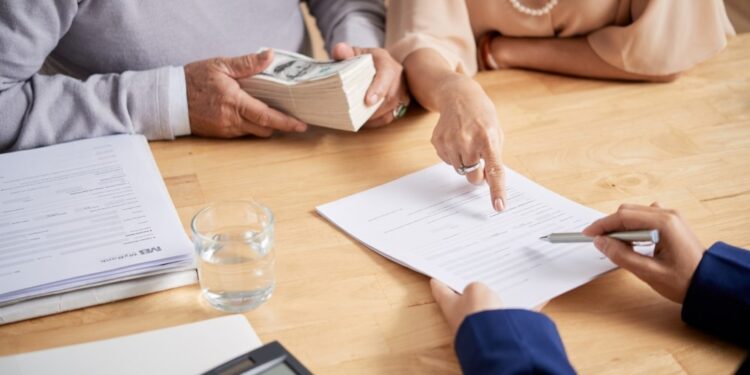 Contratos bancários abusivos crescem no Brasil e podem transformar dívidas em armadilhas financeiras, alerta advogada especialista