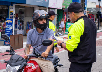 No momento, você está visualizando Blitz educativa orienta motociclistas sobre transporte seguro em Maracanaú