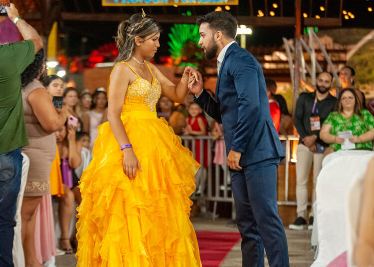 No momento, você está visualizando Prefeitura realiza Baile de Debutantes no São João de Maracanaú 2026 para jovens de 15 anos