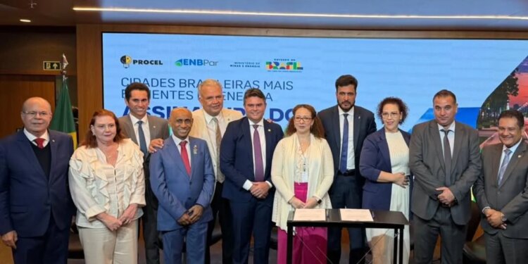 Fernanda Pessoa acompanha assinatura de contratos que garantem R$ 35 milhões para Maracanaú