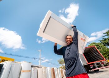 Enel presenteia 43 casais de casamento coletivo com geladeiras novas e promove sorteio para o público do São João de Maracanaú