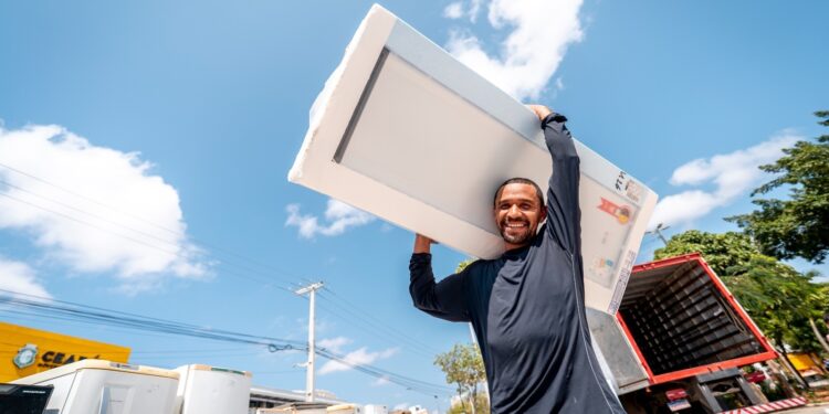 Enel presenteia 43 casais de casamento coletivo com geladeiras novas e promove sorteio para o público do São João de Maracanaú