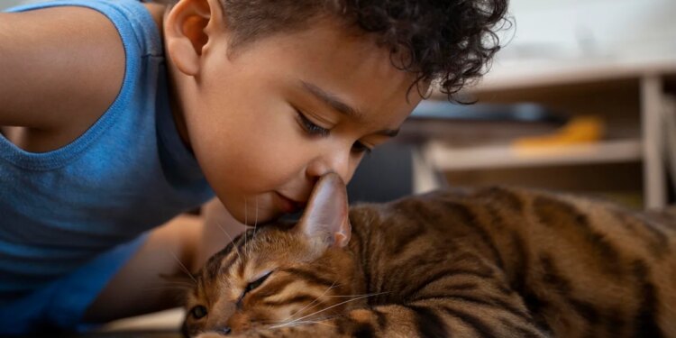 Como estimular uma convivência harmoniosa entre crianças e pets em casa