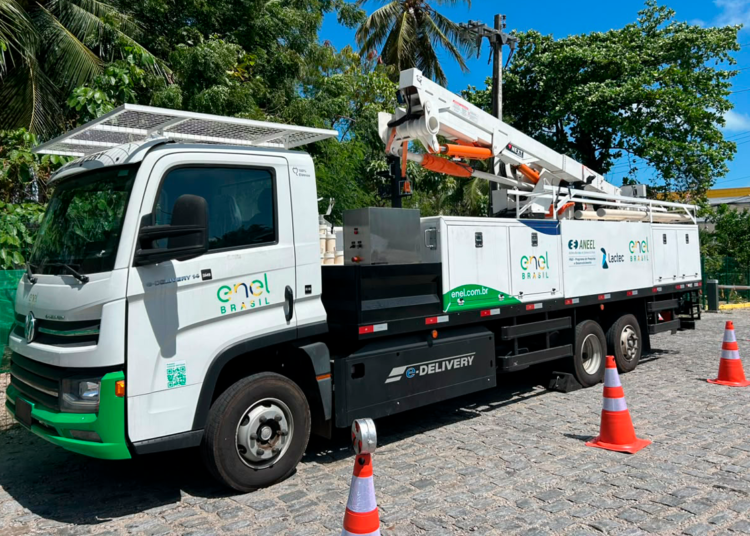 Enel Ceará incorpora caminhão 100% elétrico à operação para serviços na rede elétrica