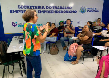 Sala do Empreendedor Itinerante leva palestra sobre empreendedorismo para estudantes de Maracanaú