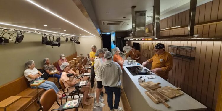 Maracanaú recebe carreta itinerante com cursos gratuitos de gastronomia e espetáculo infantil